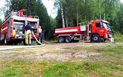 ”Bild från basplatsen/utgångspunkten där bland annat tankbil, släckbil och terrängfordon stod. Utifrån basplatsen kopplade vi ihop över 1km slang i uppåtsluttande skogsterräng.” Foto: Karl-Johan Svensson