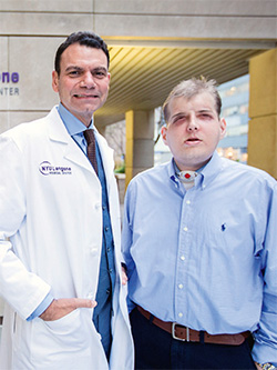 Pat Hardison tillsammans med kirurgen Eduardo Rodriguez. Pat Hardison tillsammans med kirurgen Eduardo Rodriguez vid Hansjörg Wyss Department of Plastic Surgery vid NYU Langone- sjukhuset i New York.